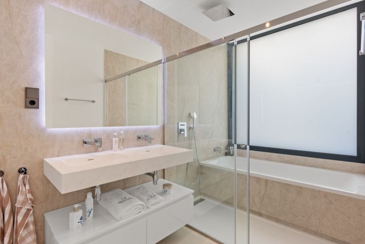 Semi Detached House avec 5 chambres et 4 salles de bain - Élégante propriété au charme andalou à Puerto Banús