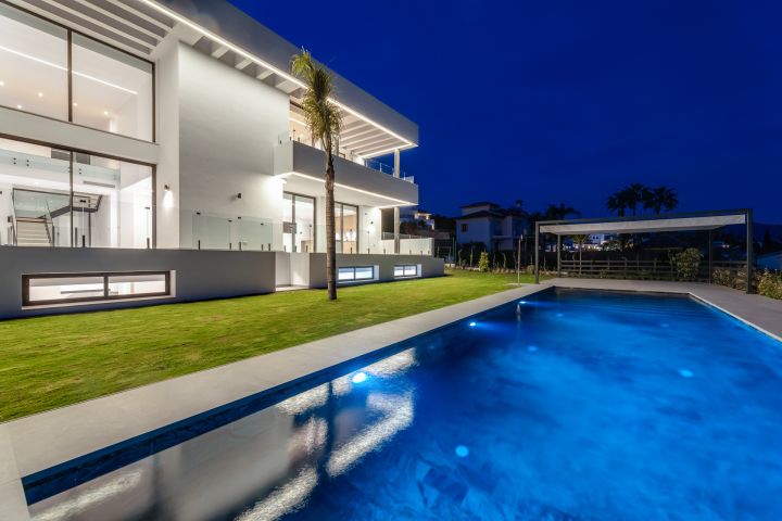 Villa avec 6 chambres et 7 salles de bain - Villa moderne et élégante au design moderne