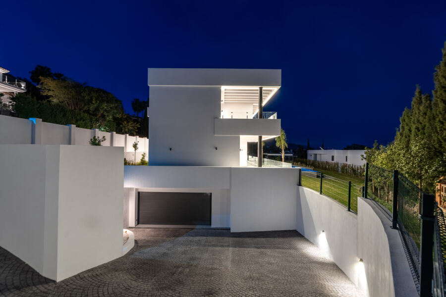 Villa Paradise - Modern Elegant Villa Featuring Modern Design