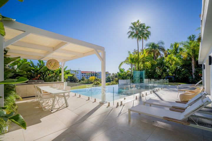 Herrojo 24 - Modern Exclusive Villa in a Gated Community in El Herrojo