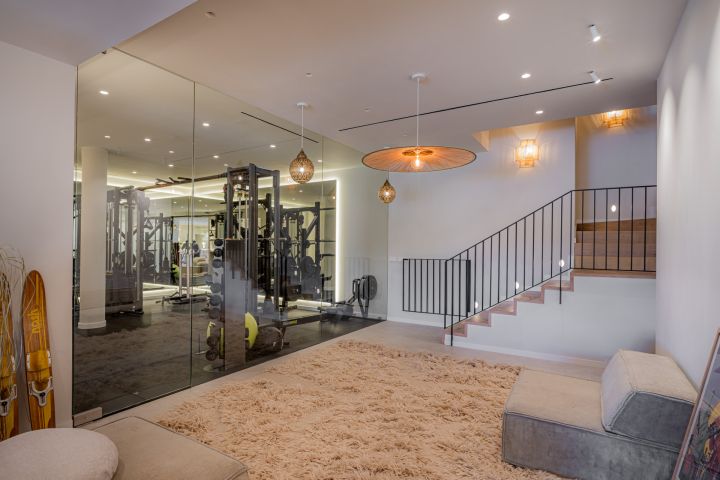 Herrojo 24 - Modern Exclusive Villa in a Gated Community in El Herrojo