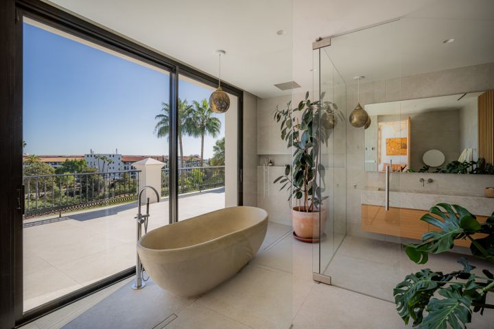 Herrojo 24 - Modern Exclusive Villa in a Gated Community in El Herrojo