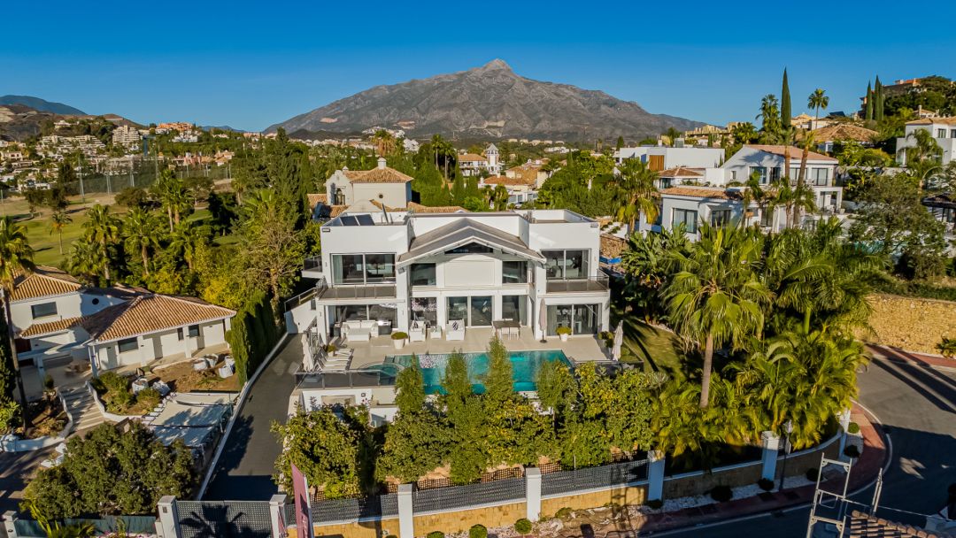Villa in los Naranjos golf - Spacious Stylish Home with Stunning Sea Views in Los Naranjos Golf