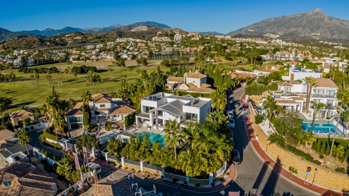 Villa in los Naranjos golf - Spacious Stylish Home with Stunning Sea Views in Los Naranjos Golf