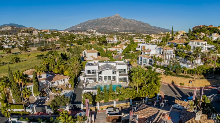 Villa in los Naranjos golf - Spacious Stylish Home with Stunning Sea Views in Los Naranjos Golf