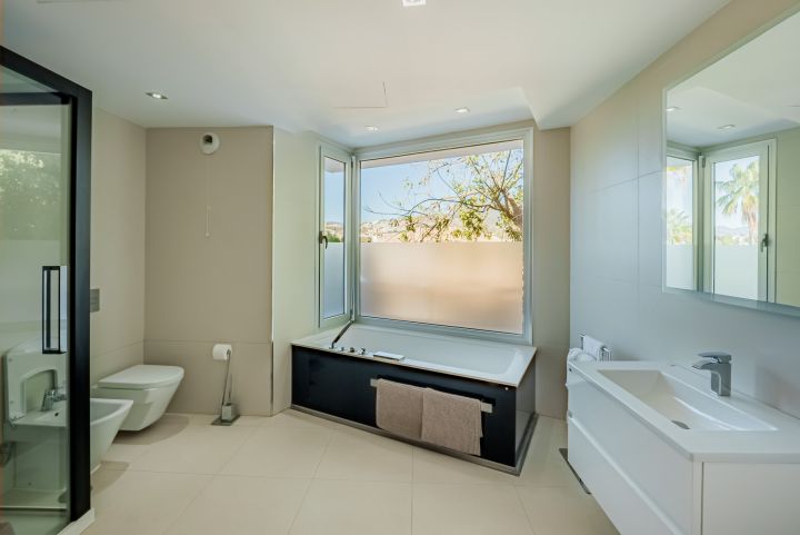 Villa in los Naranjos golf - Spacious Stylish Home with Stunning Sea Views in Los Naranjos Golf