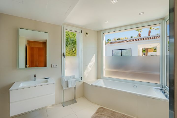Villa in los Naranjos golf - Spacious Stylish Home with Stunning Sea Views in Los Naranjos Golf