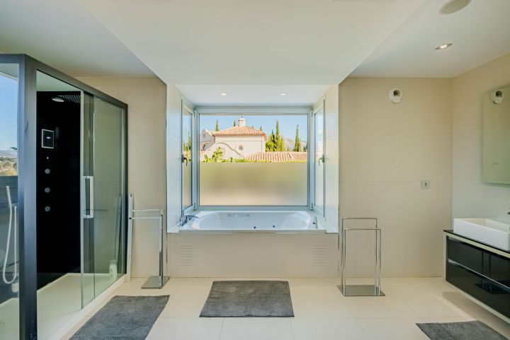 Villa in los Naranjos golf - Spacious Stylish Home with Stunning Sea Views in Los Naranjos Golf