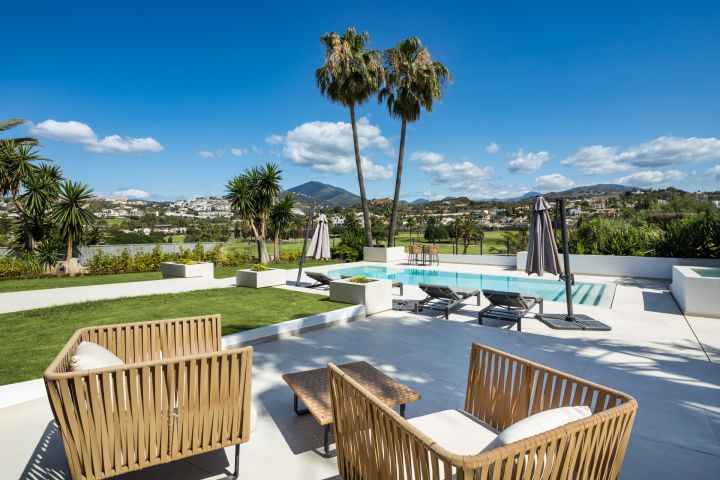 Tucan 12 - Impressive Stylish Home Frontline Golf