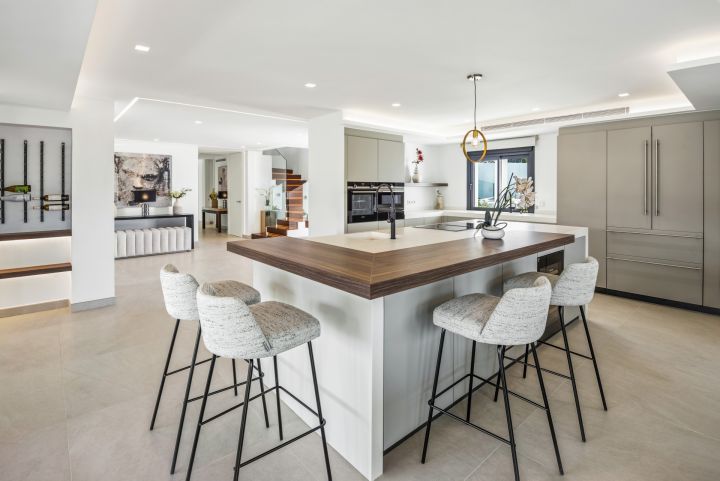 Tucan 12 - Impressive Stylish Home Frontline Golf