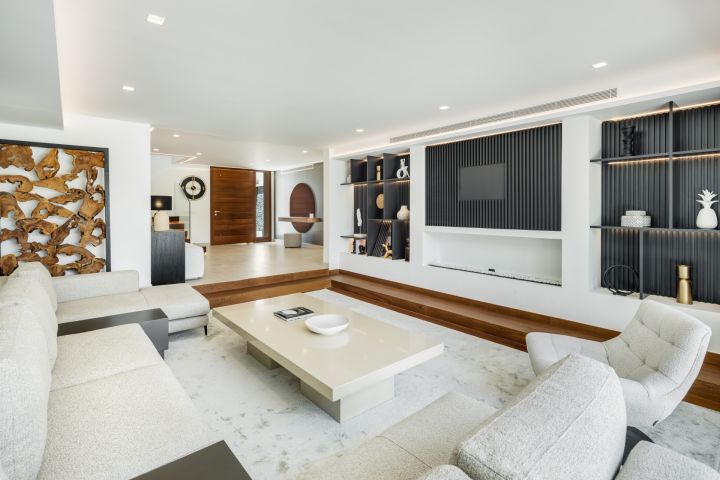 Tucan 12 - Impressive Stylish Home Frontline Golf