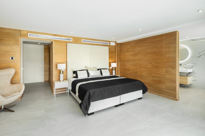 Tucan 12 - Impressive Stylish Home Frontline Golf