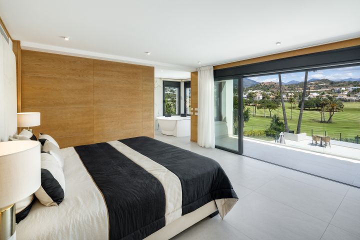 Tucan 12 - Impressive Stylish Home Frontline Golf