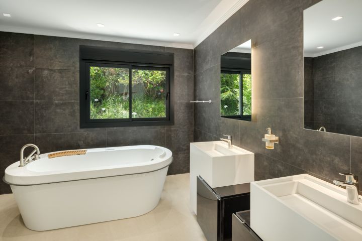 Tucan 12 - Impressive Stylish Home Frontline Golf