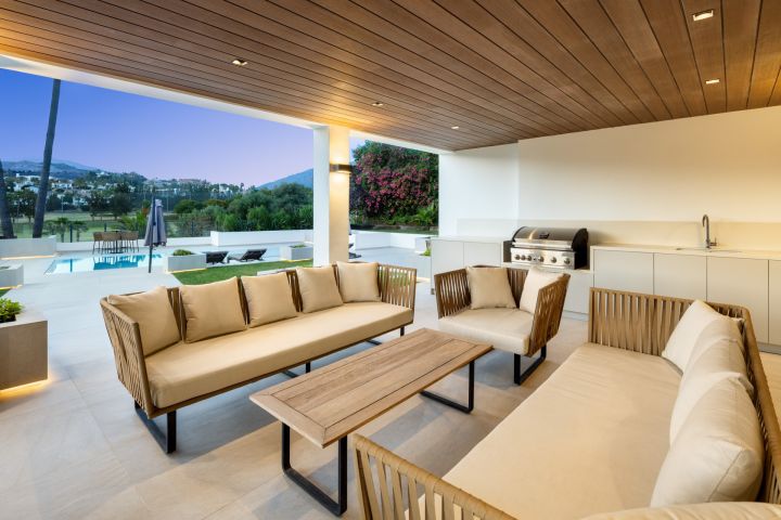 Tucan 12 - Impressive Stylish Home Frontline Golf