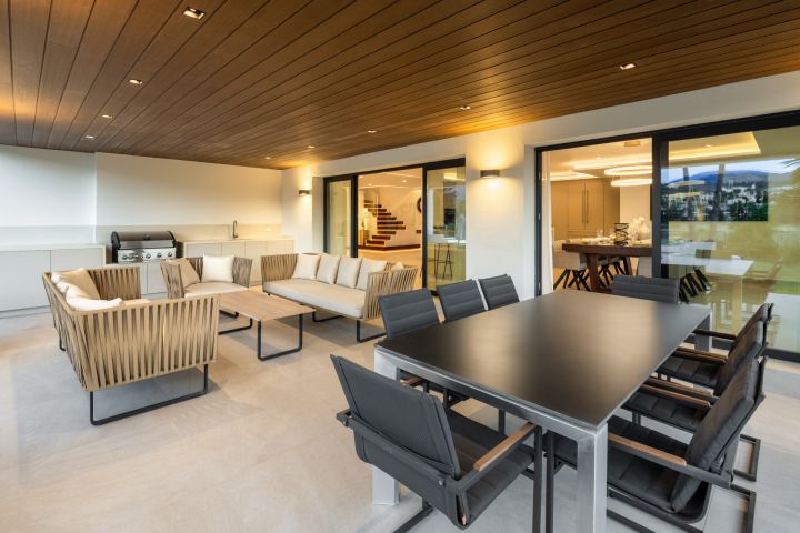 Tucan 12 - Impressive Stylish Home Frontline Golf