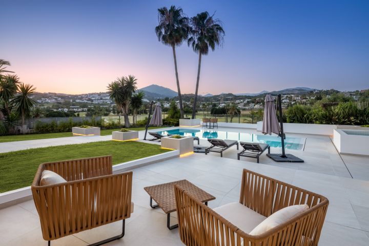 Tucan 12 - Impressive Stylish Home Frontline Golf