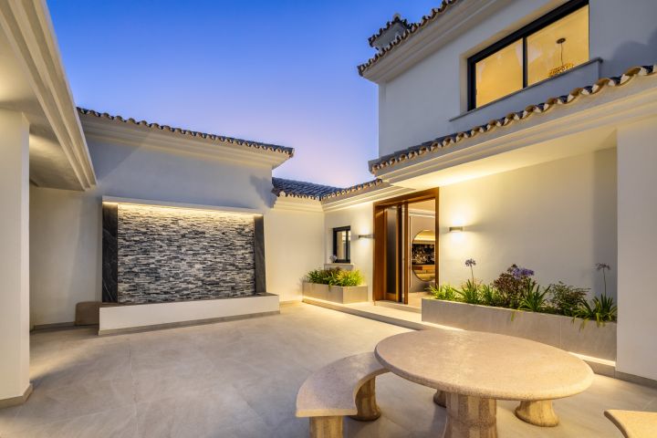Tucan 12 - Impressive Stylish Home Frontline Golf