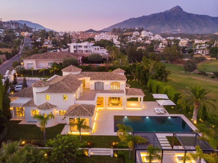 Pleyades 18 - Elegant Villa featuring Modern Design in Nueva Andalucía