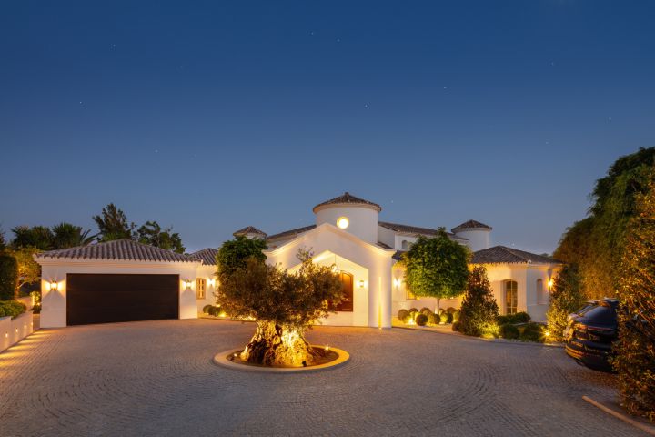 Pleyades 18 - Elegant Villa featuring Modern Design in Nueva Andalucía