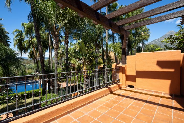 Ophelia 11 - Home in a Gated Community in Altos de Puente Romano