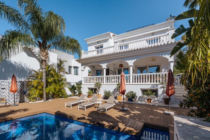 Villa avec 4 chambres et 3 salles de bain - Propriété contemporaine sur mesure avec vue panoramique