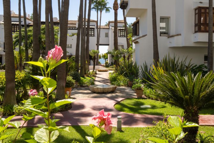 Granados 1-2 - Stylish Apartment with Stunning Sea Views in Marina Puente Romano