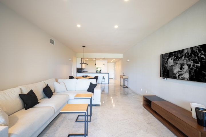 Apartment in Marina de Puente Romano - Elegant Upscale Property Frontline Golf