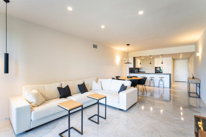 Apartment in Marina de Puente Romano - Elegant Upscale Property Frontline Golf
