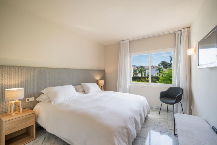 Apartment in Marina de Puente Romano - Elegant Upscale Property Frontline Golf