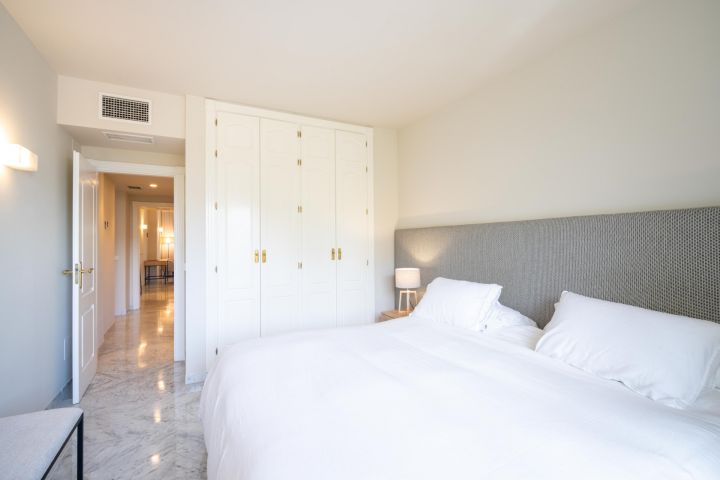 Apartment in Marina de Puente Romano - Elegant Upscale Property Frontline Golf