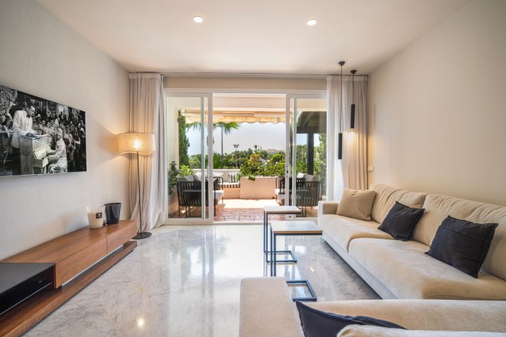 Apartment in Marina de Puente Romano - Elegant Upscale Property Frontline Golf