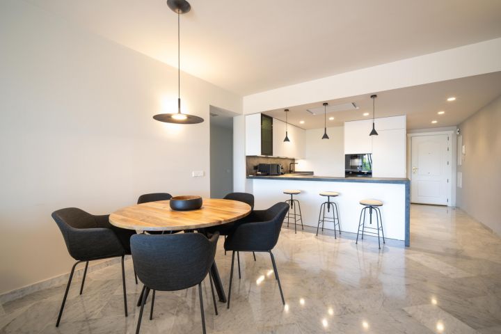 Apartment in Marina de Puente Romano - Elegant Upscale Property Frontline Golf