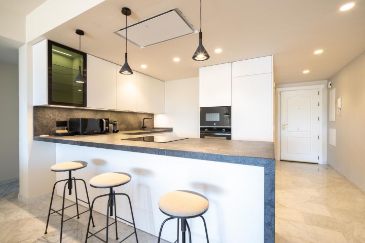 Apartment in Marina de Puente Romano - Elegant Upscale Property Frontline Golf