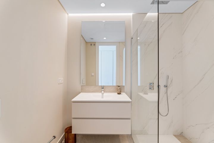 The View 102 - Contemporary Luxury Apartment in Private Community