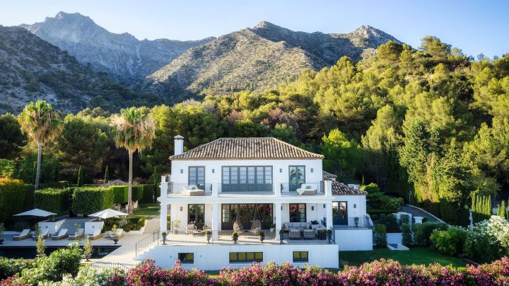 Villa Vivaldi - Modern Elegant Villa with Andalusian Charm in Sierra Blanca