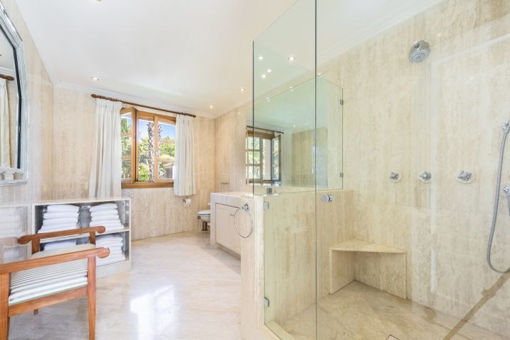 Lujosa mansión en Nueva Andalucía - Casa contemporánea de lujo con acabados de primera calidad