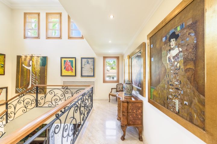 Lujosa mansión en Nueva Andalucía - Casa contemporánea de lujo con acabados de primera calidad