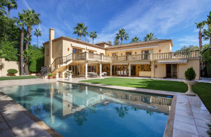Lujosa mansión en Nueva Andalucía - Casa contemporánea de lujo con acabados de primera calidad