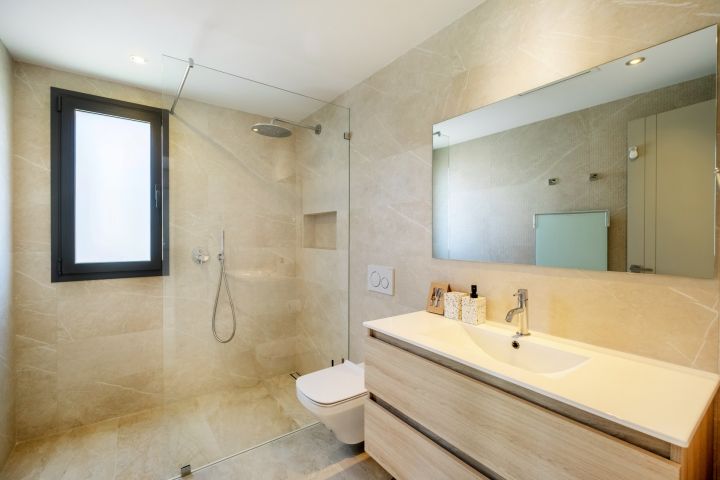 Golden Mile Home - Spacious Villa with Andalusian Charm