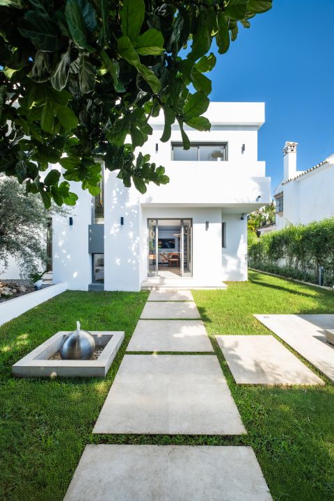Golden Mile Home - Spacious Villa with Andalusian Charm