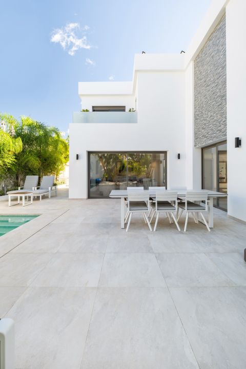 Golden Mile Home - Spacious Villa with Andalusian Charm