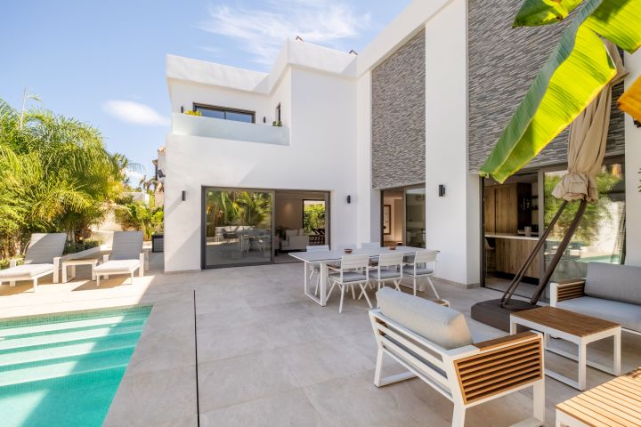 Golden Mile Home - Spacious Villa with Andalusian Charm