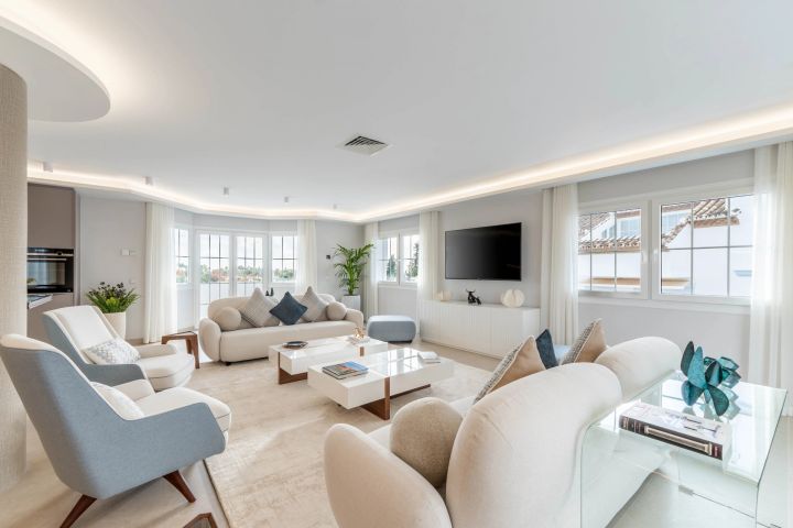 Penthouse Zafiro - Spacious Upscale Home with Andalusian Charm