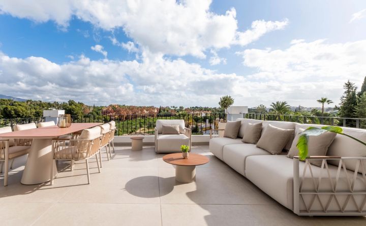 Penthouse Zafiro - Spacious Upscale Home with Andalusian Charm