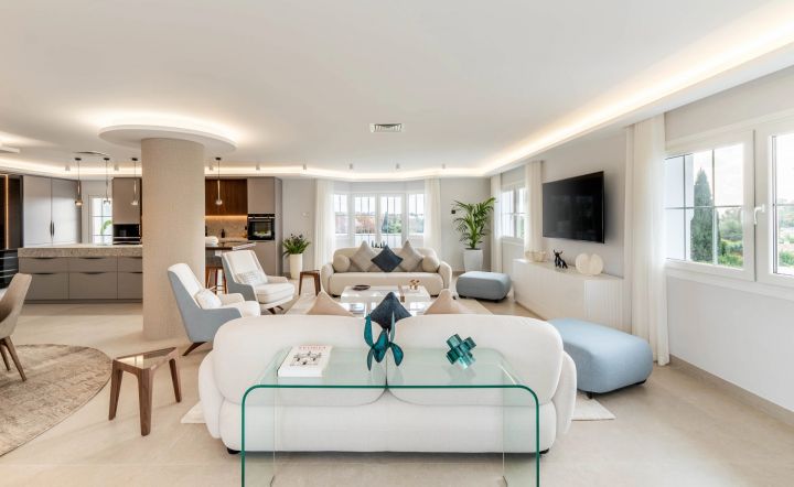 Penthouse Zafiro - Spacious Upscale Home with Andalusian Charm