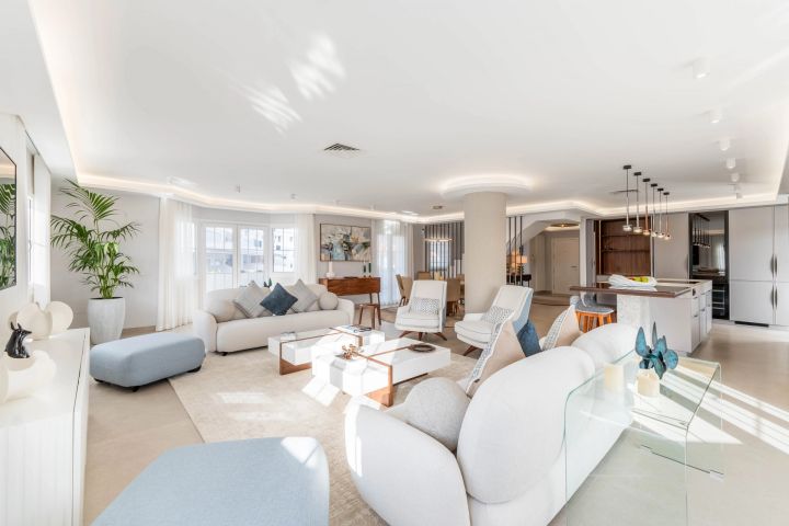 Penthouse Zafiro - Spacious Upscale Home with Andalusian Charm