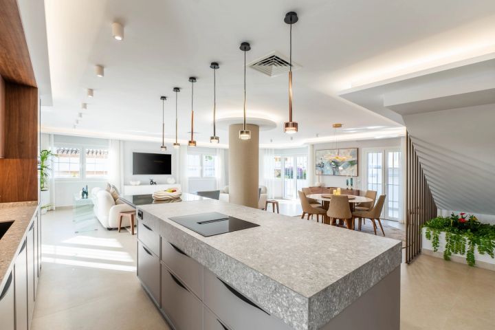 Penthouse Zafiro - Spacious Upscale Home with Andalusian Charm