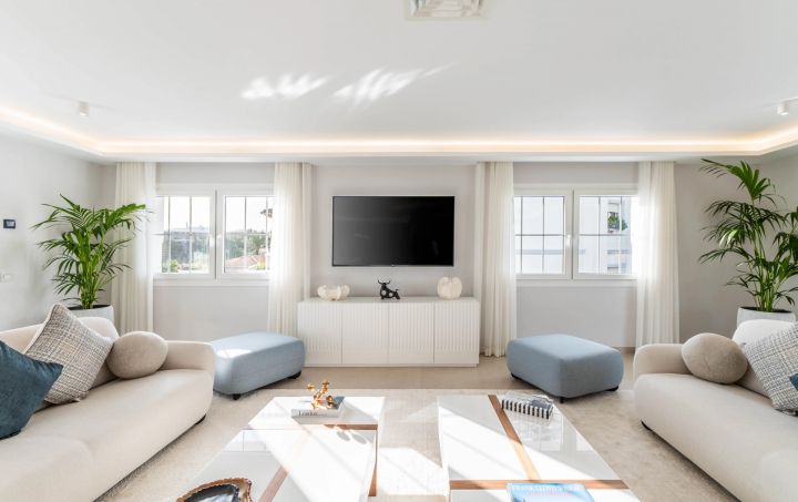 Penthouse Zafiro - Spacious Upscale Home with Andalusian Charm