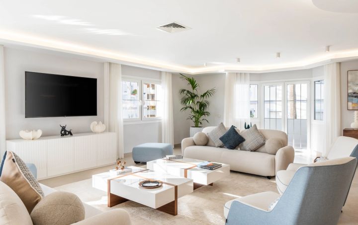 Penthouse Zafiro - Spacious Upscale Home with Andalusian Charm